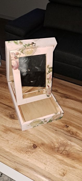 Toaletka z lusterkiem w kwiaty drewniana