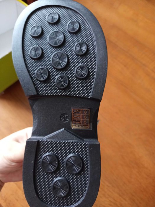 Нові туфельки для дівчинки