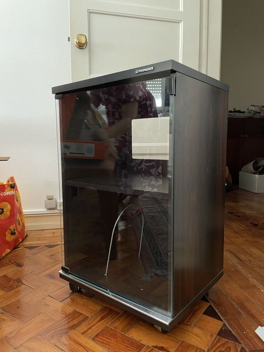 Móvel Pioneer para gira discos com arrumação para vinil