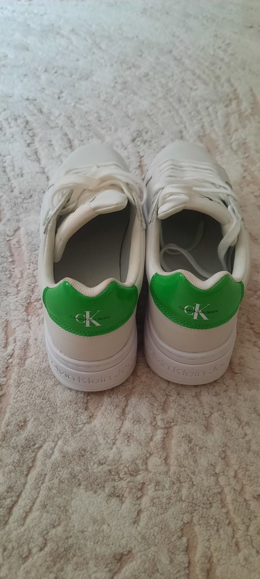 Продам жіночий снікерси Calvin Klein