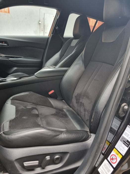 Toyota C-HR 2019 гибрид