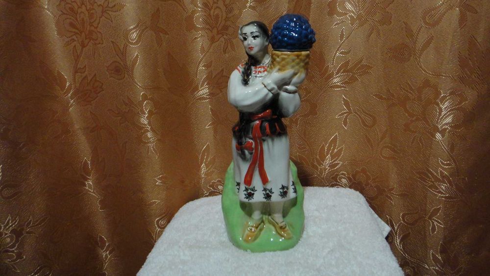 Штоф Українка із під горілки. В гарному стані.