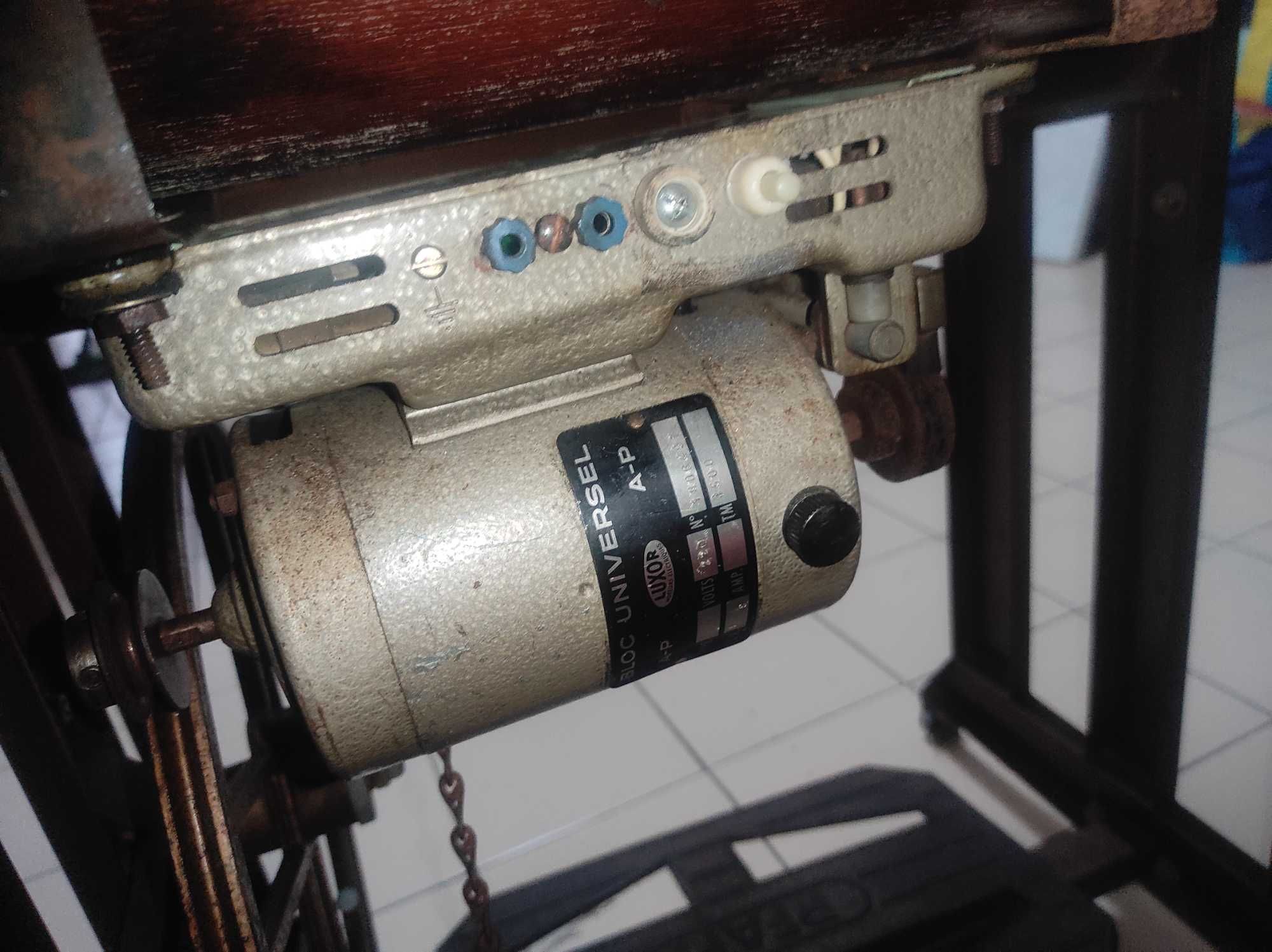 Máquina de Costura PFAFF com Mesa