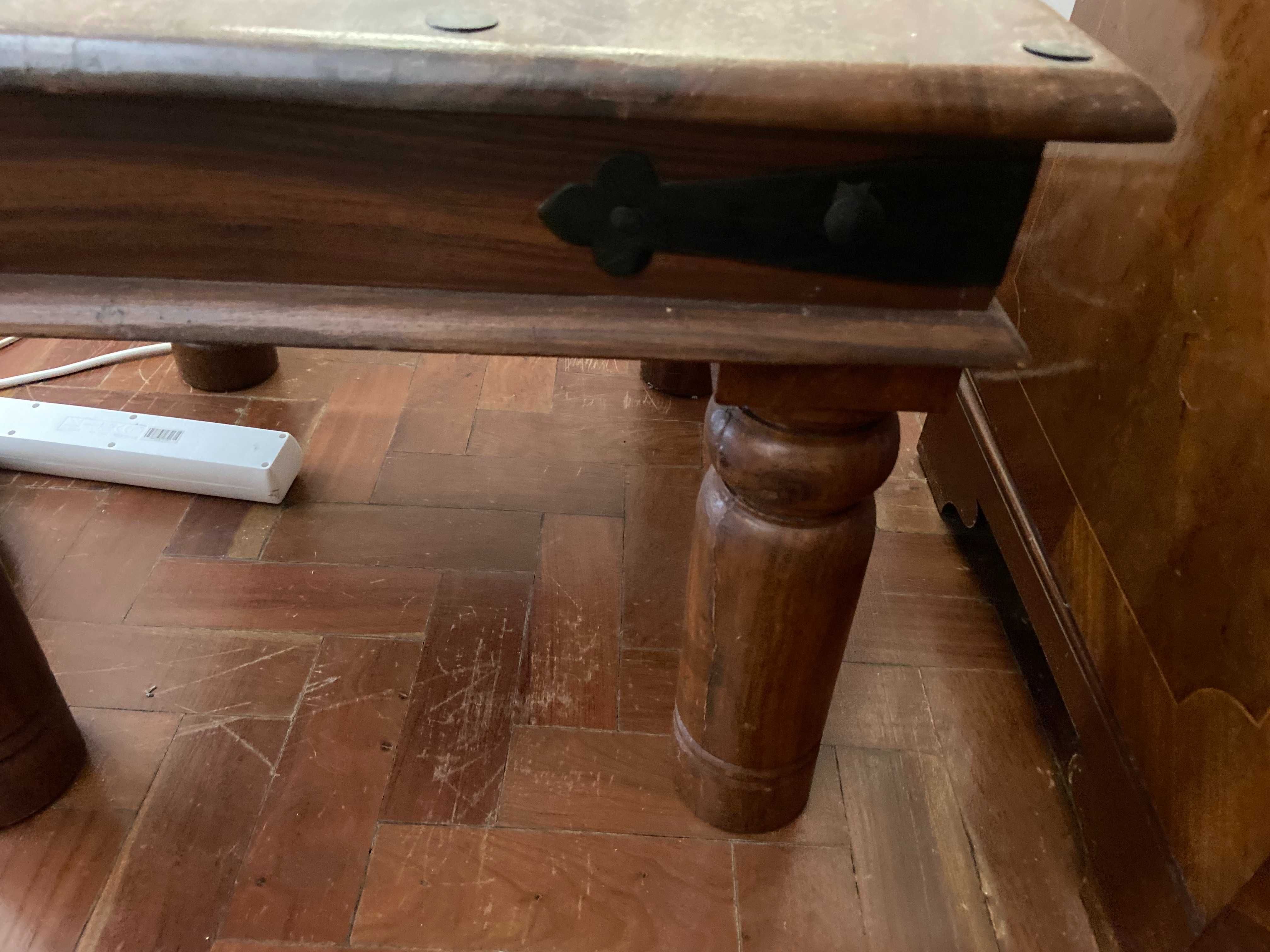 Mesa retangular em madeira, decorativa, sala