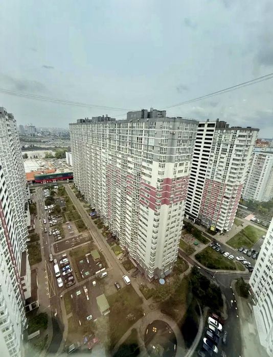 Простора 3-кімнатна квартира 100 м² з якісним ремонтом Олени Пчілки 8