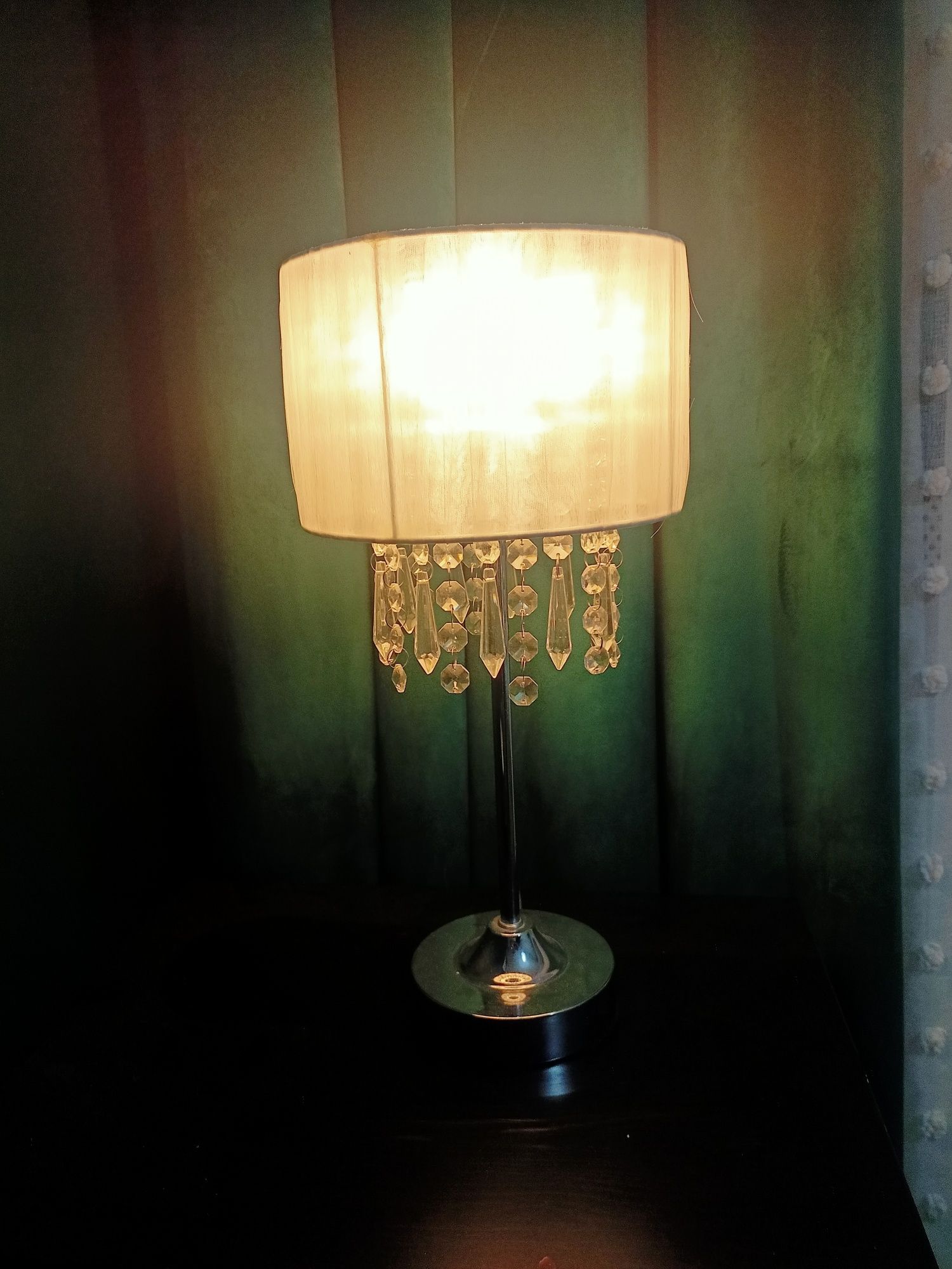 Żyrandol i lampka nocna z kryształkami.