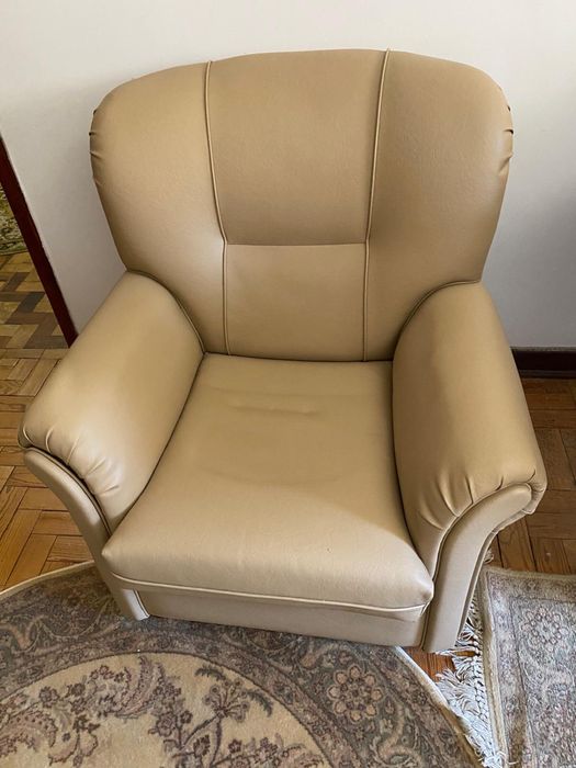 Sofas cremes de pele como novos