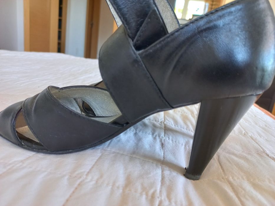 Sandálias pretas confortáveis como Novas