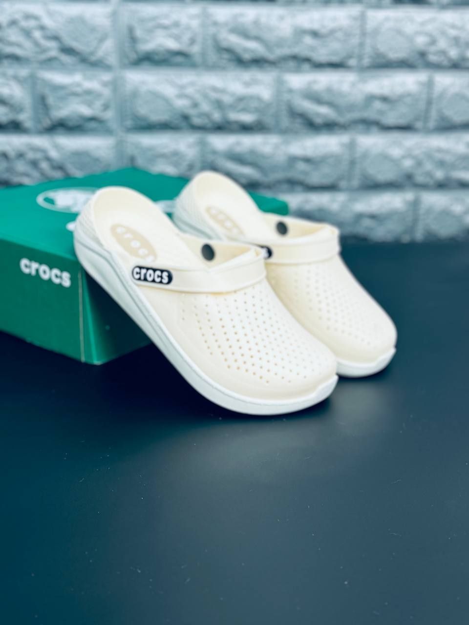 Женские кроксы Crocs шлёпанцы уличные молочного цвета Крокс 36-41