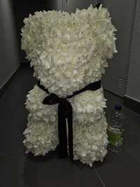 Wielki miś z róż z kwiatków z cyrkoniami biały kremowy