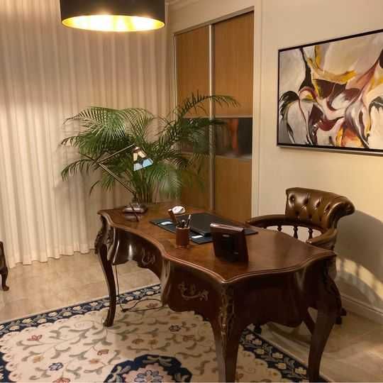 Secretária Luís XV Composta por três gavetões  Dimensões-150x73x80cm