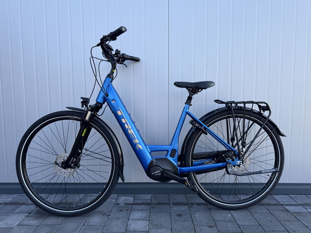 Rower elektryczny Trek District+ 6 o niskim przekroku Alpine Blue