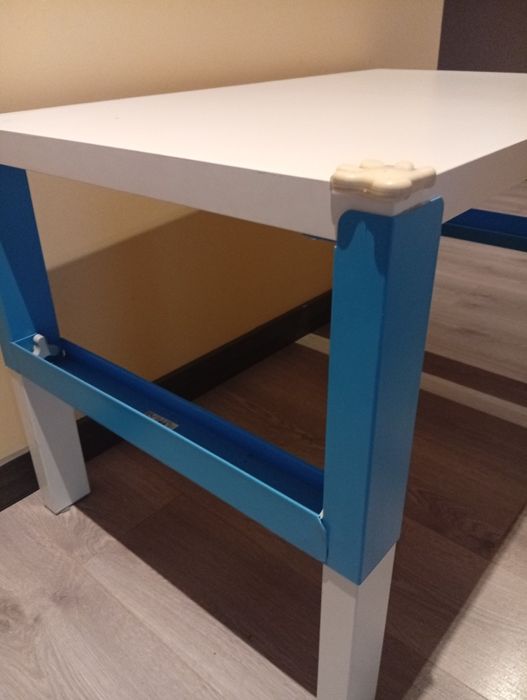 biurko dziecięce IKEA z serii PÅHL w kolorze białym z niebieskimi akce
