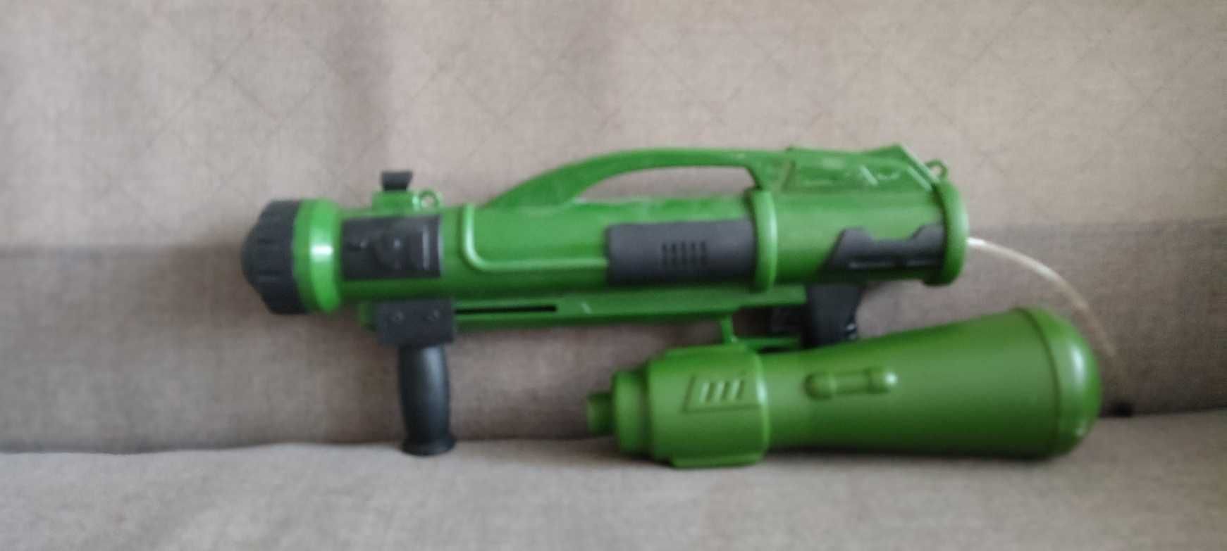 Pistolet na wodę. Bazuka.