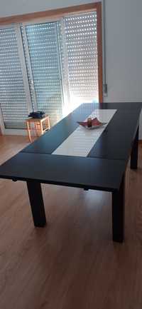 Mesa de jantar preta com vidro branco