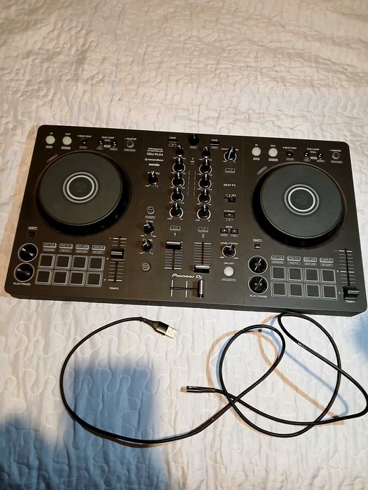 mesa de Mixagem semi nova com caixa de origem ainda na garantia