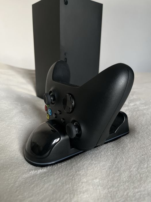 Xbox series X + pad + ładowarka