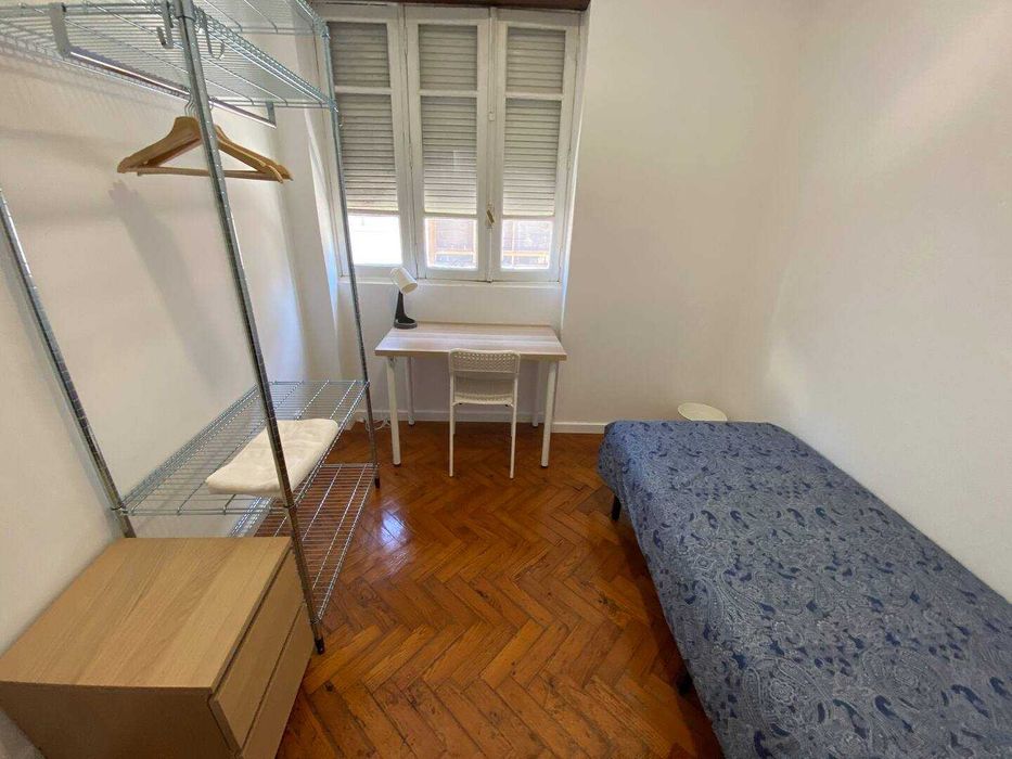 Quarto disponível, aluguel mensal aparte de 1 de Novembro.