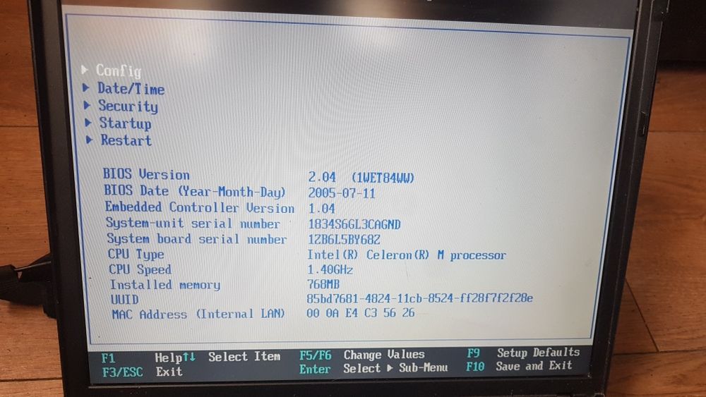 Laptop IBM ThinkPad R50e sprawny,uszczerbany plastik.