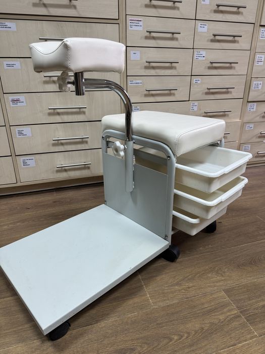 Стілець майстра педикюру ZANTIA, бежевий. Нове