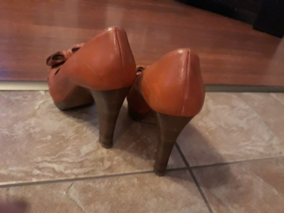 Szpilki pomaranczowe z kokardką