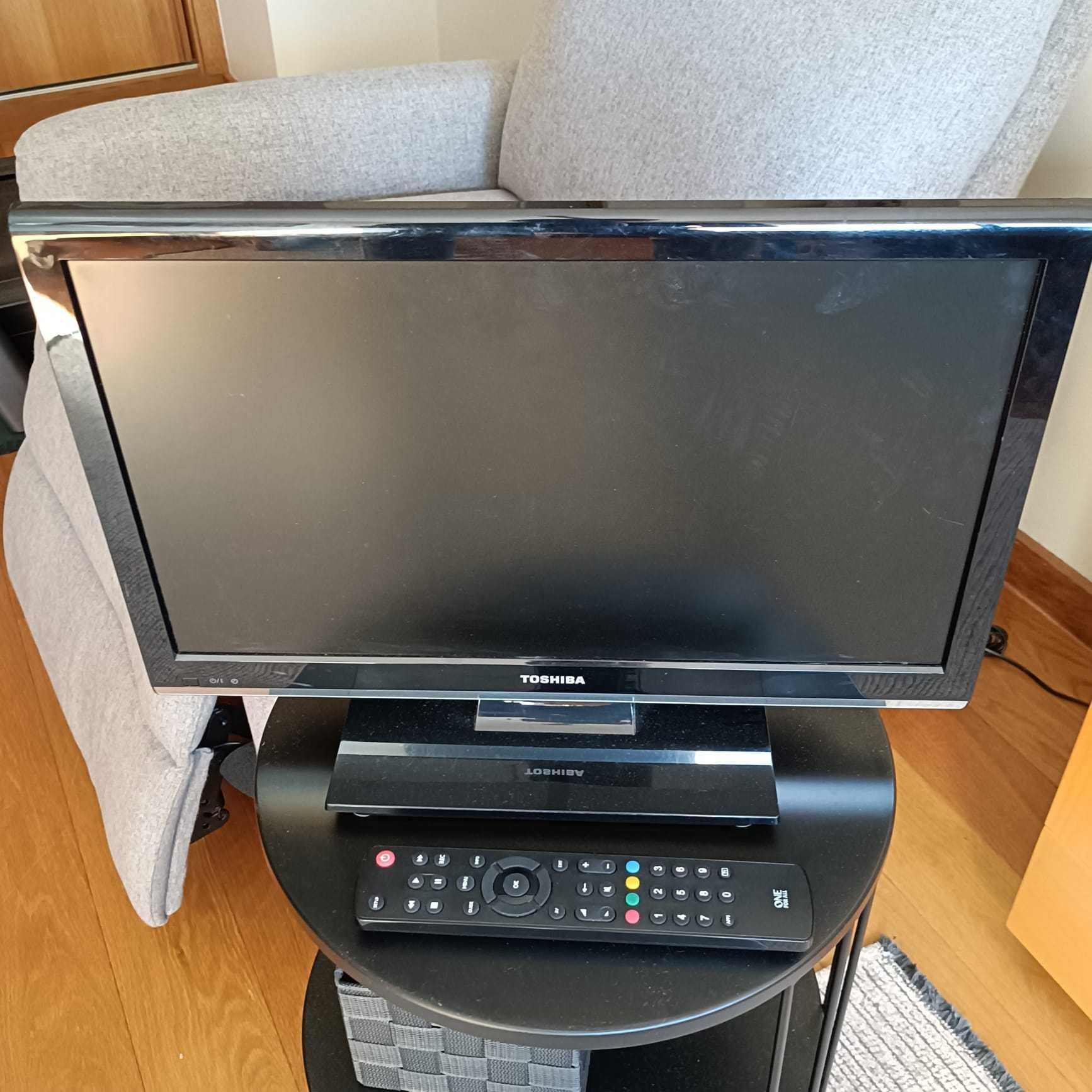 TV LCD Toshiba 19EL933G - 19” HD com HDMI e USB - Usada a funcionar