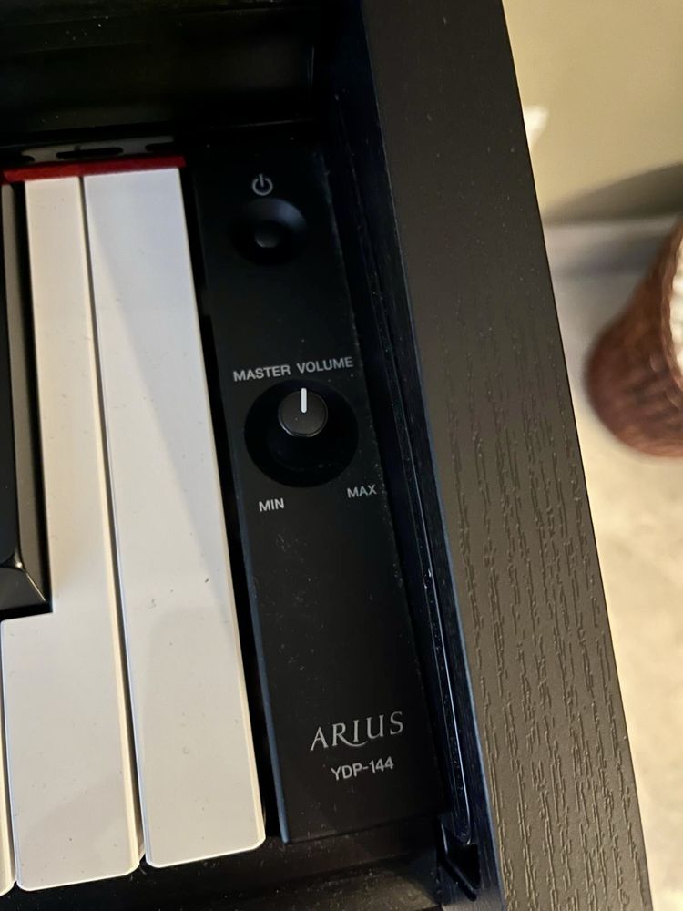 Piano digital YAMAHA ARIUS YDP-144B com banco