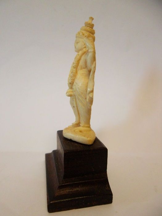 pequena antiga escultura de Deusa asiática esculpida