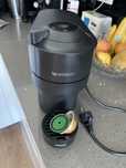 Maquina de cafe Nespresso com tampa para carregar cafe .