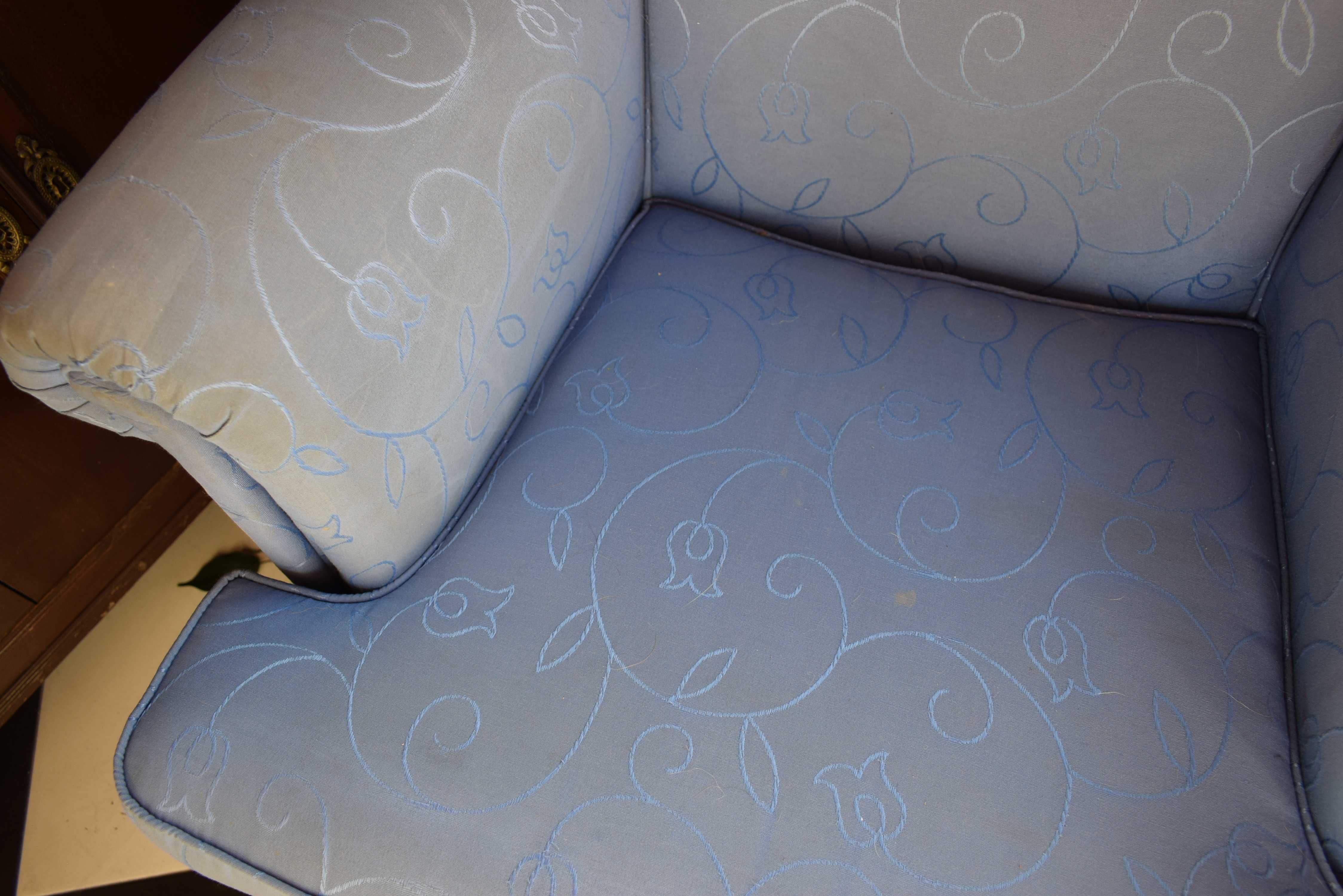 Poltrona de orelhas Clássica Estofada em Azul