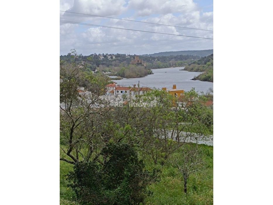 Terreno com 520 m2 com possibilidade de construção e vista para o rio.