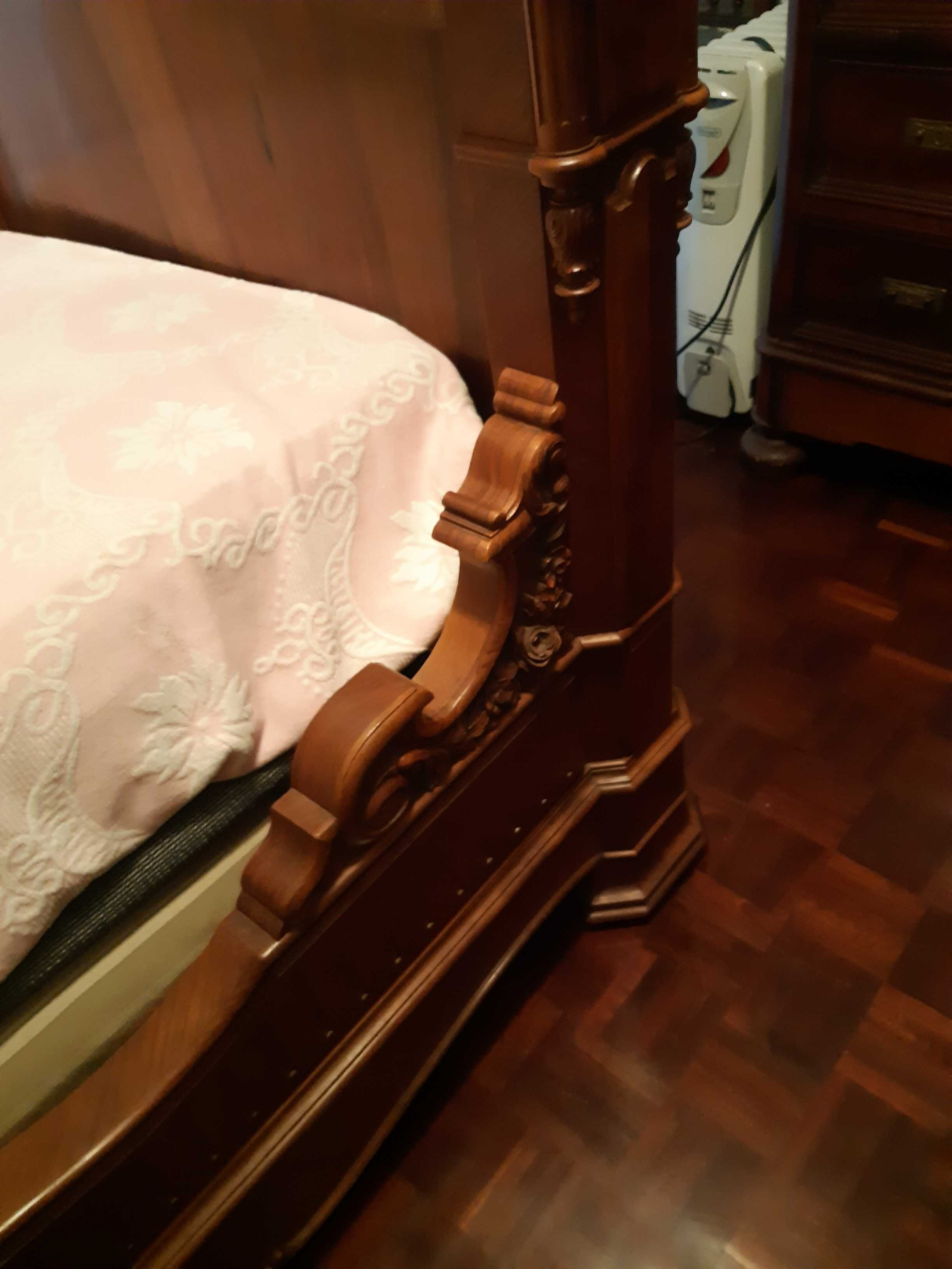 Cama Antiga de solteiro madeira maciça