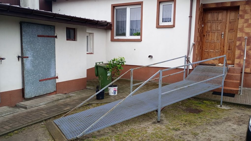 Podjazd, rampa, pochylnia dla niepełnosprawnych