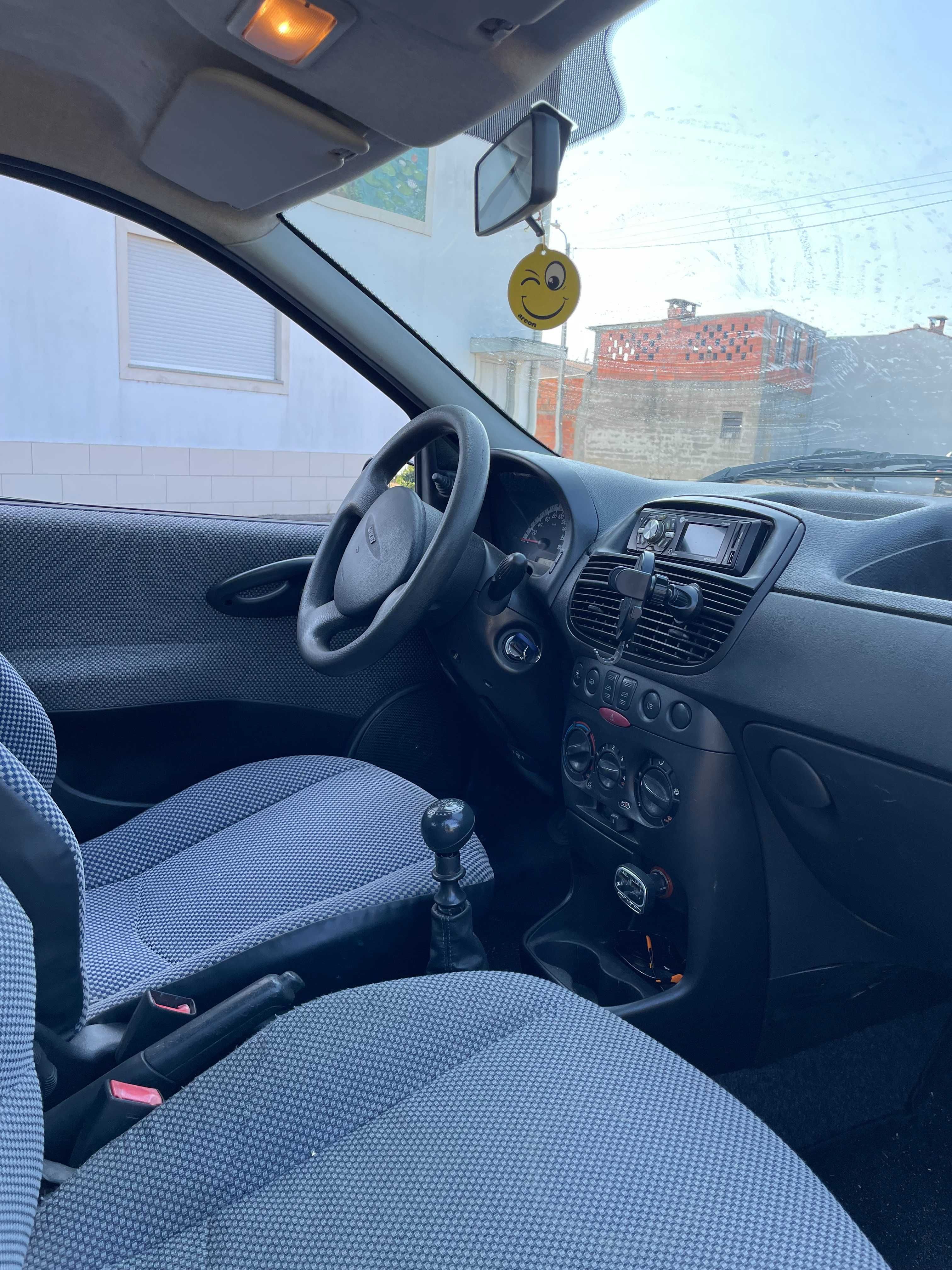 Carro do dia a dia com todos os documentos em dia.