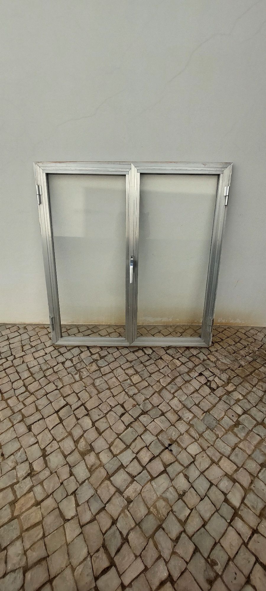 Vendo Janelas e caixilhos de Alumínio Cinzento vidro simples – Usadas