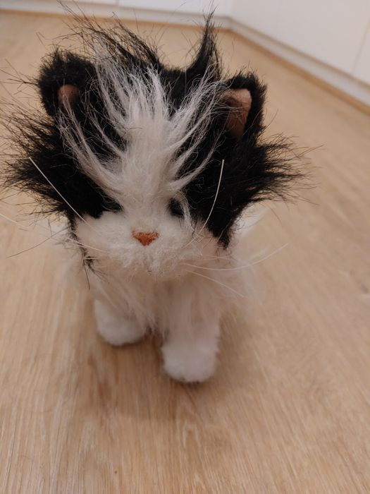 Gato FurReal mia e anda