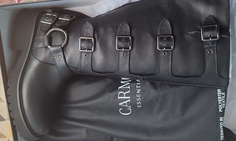 Botas pele, cano alto estilo motard marca Carmela