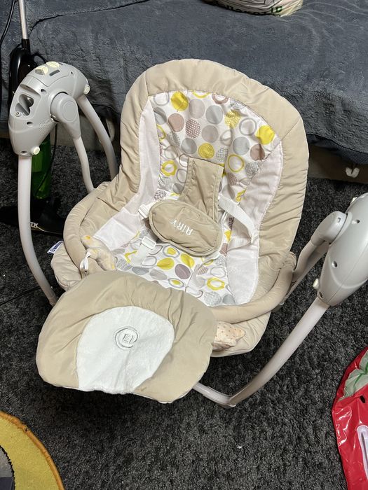 Качеля, гойдалка для немовляти