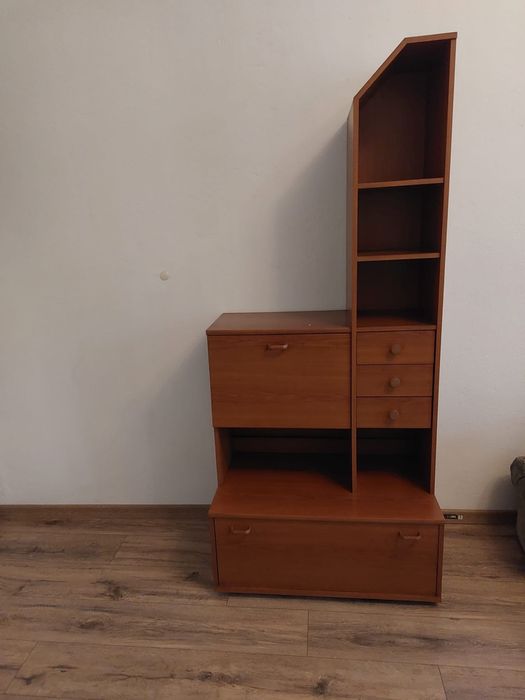 Regal na ksiazki do oddania