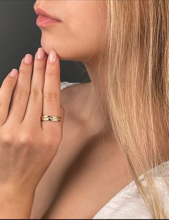 Продам обручалку с россыпью алмазов,17 рм.Документы,коробка,кольцо.Цен