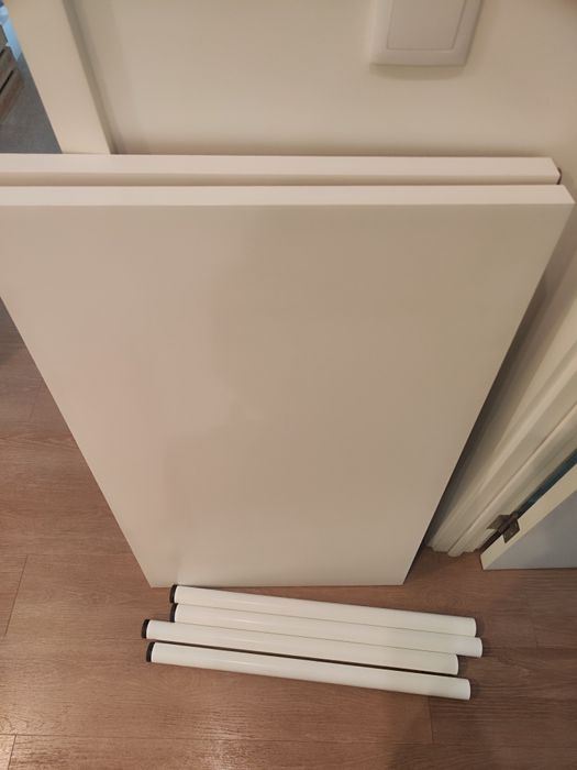 Secretária composta por: dois tampos 1m + 4 pernas + bloco gavetas