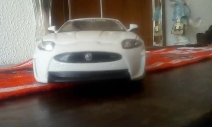 Vendo Jaguar XKRS BBurago miniatura!!!