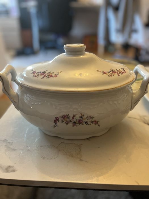 Porcelanowa waza z przykrywką.