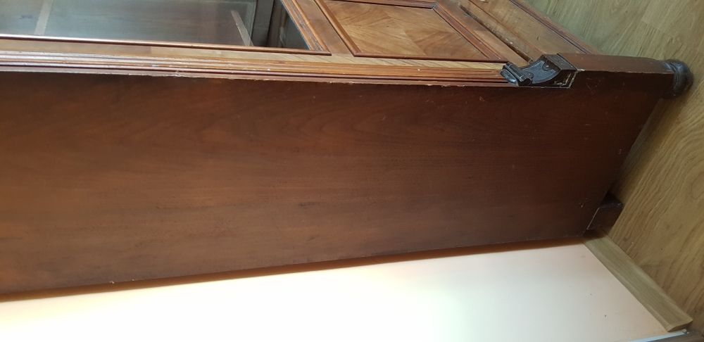 Biblioteczka elektyczna w okleinie orzechowej