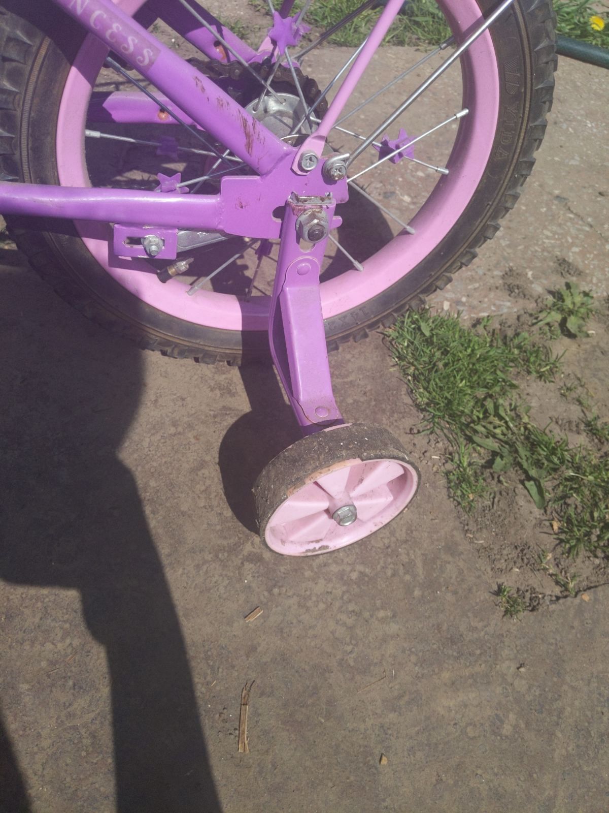 Велосипед для дівчинки чотирьох колісний