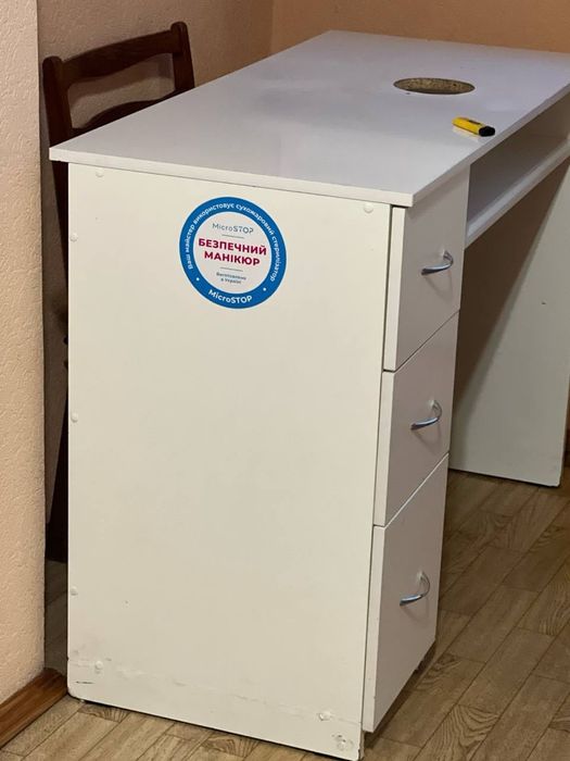 Манікюрний стіл.