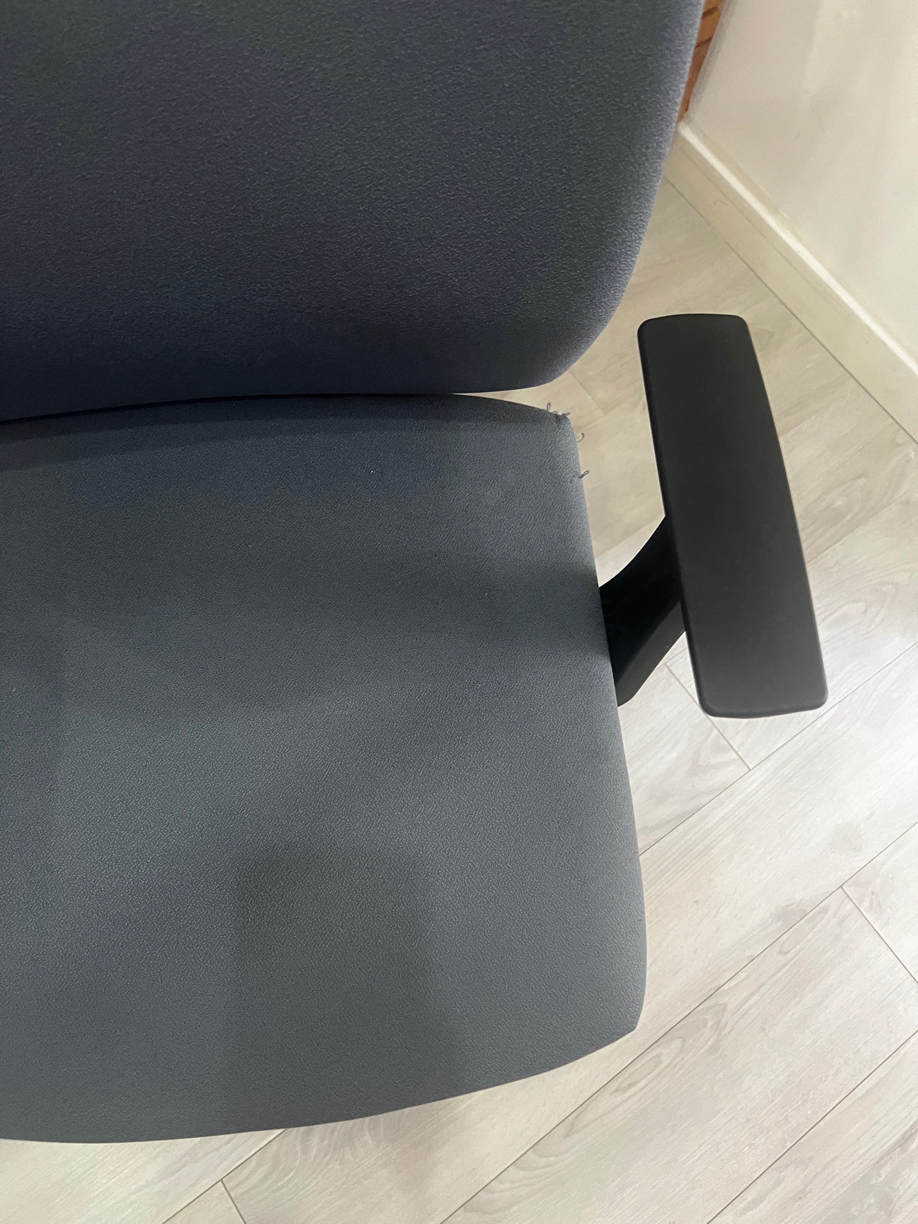 Cadeira operativa de trabalho cinza