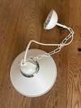 Lampa metalowa wisząca, biała, średnica klosza u dołu 22cm