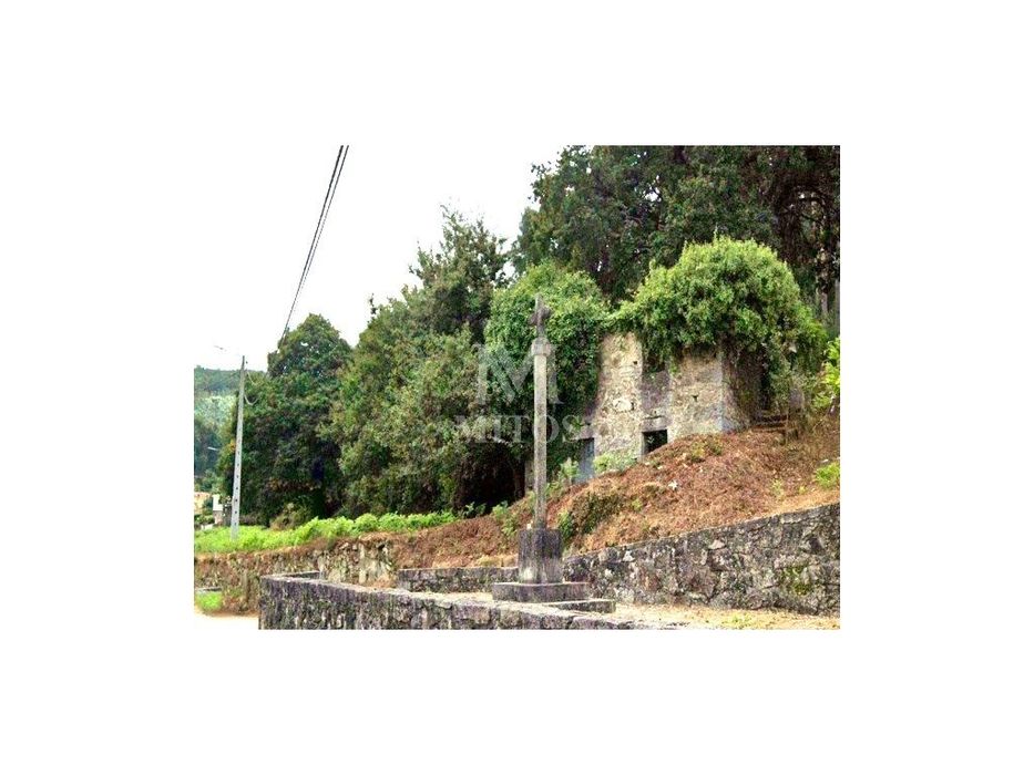 Terreno com ruína em Tregosa - Barcelos