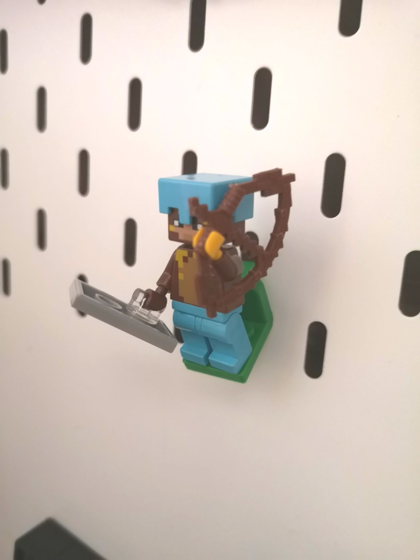 Stojaki tacki na figurki lego do tablicy Ikea